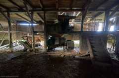 Blick in die Alte Scheune, hier die westliche Kübbung mit einer alten DreschmaschineFoto und Copyright: Andreas Schoelzel, www.schoelzel.net;