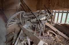 Blick in die Remise der Alten Scheune, Dezember 2020. Reste alter Wagen und Ackergeräte…Foto und Copyright: Andreas Schoelzel, www.schoelzel.net;