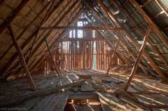 Alte Scheune, Dezember 2020. Der Dachboden, Richtung Süden. Ursprünglich war die Scheune „weich“ gedeckt, also mit Schilf/Reet. Deutlich zu erkennen ist das an den weiten Abständen der Dachsparren. Seit vielen Jahrzehnten sind Wellasbest und Blech auf dem Dach.Foto und Copyright: Andreas Schoelzel, www.schoelzel.net;