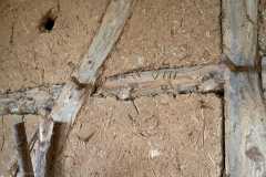 Abbundzeichen der Zimmerleute, wunderbar erhaltene Lehmausfachungen in der Tenne der Alten Scheune Satemin, Januar 2021.Foto und Copyright: Andreas Schoelzel, www.schoelzel.net;