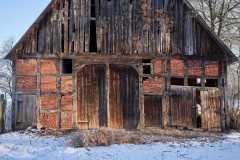 Blick von Süden (Dorfseite) auf die Alte Scheune Satemin im Januar 2021. Hinter dem rechten Doppeltor liegt die alte (Wagen-)RemiseFoto und Copyright: Andreas Schoelzel, www.schoelzel.net;