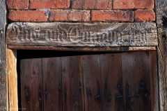 Detail der Südfassade (Dorfseite): „Aus und Eingang …“ steht über der kleinen Tür zur Tenne (Januar 21)Foto und Copyright: Andreas Schoelzel, www.schoelzel.net;