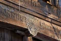 Detail der Südfassade (Dorfseite). Das vom Zimmerer in den Torbalken gestochene Blumenmotiv ist noch deutlich zu erkennen.Foto und Copyright: Andreas Schoelzel, www.schoelzel.net;