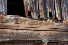 Der Torbalken und die etwas verwitterte Verbretterung des südlichen Giebels (Dorfseite, Details). …“ wunderbar erhalten…“Foto und Copyright: Andreas Schoelzel, www.schoelzel.net;