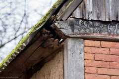 Rote und bläuliche Farbauftrage sind am nördlichen Torbalken zu erkennen. Und die starken Verwitterungen…  Foto und Copyright: Andreas Schoelzel, www.schoelzel.net;
