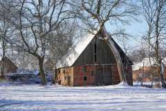Die Scheune im Schnee: Blick von Norden im Januar 2021. Foto und Copyright: Andreas Schoelzel, www.schoelzel.net;