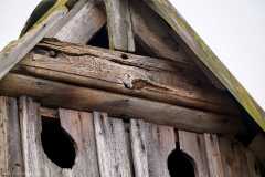 Der Kehlbalken am nördlichen Giebel trägt die Inschrift: „Gott mit uns“, darunter die runden Eulenlöcher. Februar 2021. Foto und Copyright: Andreas Schoelzel, www.schoelzel.net;