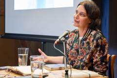(Satemin) 27.06.25; Katja Petrowskaja liest in der Alten Scheune Satemin. Im Gespüraech mit Rebecca Harms erzaehlt sie von ihrer Arbeit. [Foto und Copyright: Andreas Schoelzel, www.schoelzel.net; M ail: post@schoelzel.net. Veroeffentlichung ist Honorarpflichtig (zuzuegl. MwSt) und Beleg . fon +4930 61609678. -NO MODEL RELEASE- Bei der Verwendung ausserhalb journalistischer Berichterstattung bitte vorher mit dem Autor Kontakt aufnehmen. Es wird grundsaetzlich keine Einholung von Persoenlichkeits-, Kunst- oder Markenrechten zugesichert, es sei denn, dies ist hier in der Bildbeschriftung ausdruecklich vermerkt. Die Einholung dieser Rechte obliegt dem Nutzer.]