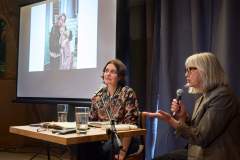 (Satemin) 27.06.25; Katja Petrowskaja liest in der Alten Scheune Satemin. Im Gespüraech mit Rebecca Harms erzaehlt sie von ihrer Arbeit. [Foto und Copyright: Andreas Schoelzel, www.schoelzel.net; M ail: post@schoelzel.net. Veroeffentlichung ist Honorarpflichtig (zuzuegl. MwSt) und Beleg . fon +4930 61609678. -NO MODEL RELEASE- Bei der Verwendung ausserhalb journalistischer Berichterstattung bitte vorher mit dem Autor Kontakt aufnehmen. Es wird grundsaetzlich keine Einholung von Persoenlichkeits-, Kunst- oder Markenrechten zugesichert, es sei denn, dies ist hier in der Bildbeschriftung ausdruecklich vermerkt. Die Einholung dieser Rechte obliegt dem Nutzer.]