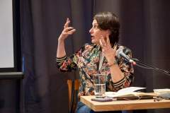 (Satemin) 27.06.25; Katja Petrowskaja liest in der Alten Scheune Satemin. Im Gespüraech mit Rebecca Harms erzaehlt sie von ihrer Arbeit. [Foto und Copyright: Andreas Schoelzel, www.schoelzel.net; M ail: post@schoelzel.net. Veroeffentlichung ist Honorarpflichtig (zuzuegl. MwSt) und Beleg . fon +4930 61609678. -NO MODEL RELEASE- Bei der Verwendung ausserhalb journalistischer Berichterstattung bitte vorher mit dem Autor Kontakt aufnehmen. Es wird grundsaetzlich keine Einholung von Persoenlichkeits-, Kunst- oder Markenrechten zugesichert, es sei denn, dies ist hier in der Bildbeschriftung ausdruecklich vermerkt. Die Einholung dieser Rechte obliegt dem Nutzer.]