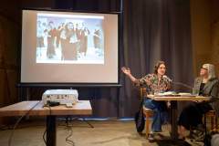 (Satemin) 27.06.25; Katja Petrowskaja liest in der Alten Scheune Satemin. Im Gespüraech mit Rebecca Harms erzaehlt sie von ihrer Arbeit. [Foto und Copyright: Andreas Schoelzel, www.schoelzel.net; M ail: post@schoelzel.net. Veroeffentlichung ist Honorarpflichtig (zuzuegl. MwSt) und Beleg . fon +4930 61609678. -NO MODEL RELEASE- Bei der Verwendung ausserhalb journalistischer Berichterstattung bitte vorher mit dem Autor Kontakt aufnehmen. Es wird grundsaetzlich keine Einholung von Persoenlichkeits-, Kunst- oder Markenrechten zugesichert, es sei denn, dies ist hier in der Bildbeschriftung ausdruecklich vermerkt. Die Einholung dieser Rechte obliegt dem Nutzer.]