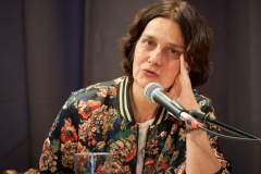 (Satemin) 27.06.25; Katja Petrowskaja liest in der Alten Scheune Satemin. Im Gespüraech mit Rebecca Harms erzaehlt sie von ihrer Arbeit. [Foto und Copyright: Andreas Schoelzel, www.schoelzel.net; M ail: post@schoelzel.net. Veroeffentlichung ist Honorarpflichtig (zuzuegl. MwSt) und Beleg . fon +4930 61609678. -NO MODEL RELEASE- Bei der Verwendung ausserhalb journalistischer Berichterstattung bitte vorher mit dem Autor Kontakt aufnehmen. Es wird grundsaetzlich keine Einholung von Persoenlichkeits-, Kunst- oder Markenrechten zugesichert, es sei denn, dies ist hier in der Bildbeschriftung ausdruecklich vermerkt. Die Einholung dieser Rechte obliegt dem Nutzer.]