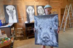 (Satemin) 21.07.25; Alte Scheune Satemin, POGO haengt seine Bilder fuer die Ausstellung [Foto und Copyright: Andreas Schoelzel, www.schoelzel.net; M ail: post@schoelzel.net. Veroeffentlichung ist Honorarpflichtig (zuzuegl. MwSt) und Beleg . fon +4930 61609678. -NO MODEL RELEASE- Bei der Verwendung ausserhalb journalistischer Berichterstattung bitte vorher mit dem Autor Kontakt aufnehmen. Es wird grundsaetzlich keine Einholung von Persoenlichkeits-, Kunst- oder Markenrechten zugesichert, es sei denn, dies ist hier in der Bildbeschriftung ausdruecklich vermerkt. Die Einholung dieser Rechte obliegt dem Nutzer.]