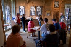 (Satemin) 22.08.25; Alte Scheune Satemin, Kuenstlergespraech mit POGO in der Ausstellung „Tierportraets“ [Foto und Copyright: Andreas Schoelzel, www.schoelzel.net; M ail: post@schoelzel.net. Veroeffentlichung ist Honorarpflichtig (zuzuegl. MwSt) und Beleg . fon +4930 61609678. -NO MODEL RELEASE- Bei der Verwendung ausserhalb journalistischer Berichterstattung bitte vorher mit dem Autor Kontakt aufnehmen. Es wird grundsaetzlich keine Einholung von Persoenlichkeits-, Kunst- oder Markenrechten zugesichert, es sei denn, dies ist hier in der Bildbeschriftung ausdruecklich vermerkt. Die Einholung dieser Rechte obliegt dem Nutzer.]
