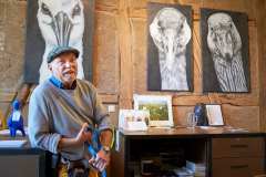 (Satemin) 14.09.25; Alte Scheune Satemin, Kuenstlergespraech mit POGO in der Ausstellung „Tierportraets“ [Foto und Copyright: Andreas Schoelzel, www.schoelzel.net; M ail: post@schoelzel.net. Veroeffentlichung ist Honorarpflichtig (zuzuegl. MwSt) und Beleg . fon +4930 61609678. -NO MODEL RELEASE- Bei der Verwendung ausserhalb journalistischer Berichterstattung bitte vorher mit dem Autor Kontakt aufnehmen. Es wird grundsaetzlich keine Einholung von Persoenlichkeits-, Kunst- oder Markenrechten zugesichert, es sei denn, dies ist hier in der Bildbeschriftung ausdruecklich vermerkt. Die Einholung dieser Rechte obliegt dem Nutzer.]