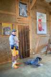 (Satemin) 14.09.25; Alte Scheune Satemin, Kuenstlergespraech mit POGO in der Ausstellung „Tierportraets“ [Foto und Copyright: Andreas Schoelzel, www.schoelzel.net; M ail: post@schoelzel.net. Veroeffentlichung ist Honorarpflichtig (zuzuegl. MwSt) und Beleg . fon +4930 61609678. -NO MODEL RELEASE- Bei der Verwendung ausserhalb journalistischer Berichterstattung bitte vorher mit dem Autor Kontakt aufnehmen. Es wird grundsaetzlich keine Einholung von Persoenlichkeits-, Kunst- oder Markenrechten zugesichert, es sei denn, dies ist hier in der Bildbeschriftung ausdruecklich vermerkt. Die Einholung dieser Rechte obliegt dem Nutzer.]