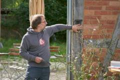 (Satemin) 13.09.25; Tag des offenen Denkmals 2025. Fuehrung/Gespraech mit David Feldbruegge (Feldbrügge, im Bild) vom Lehm-Laden. Alte Scheune Satemin Rundling Satemin