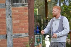 (Satemin) 13.09.25; Tag des offenen Denkmals 2025. Fuehrung/Gespraech mit Maurermeister Ruben Heindrichs (im Bild). Alte Scheune Satemin Rundling Satemin