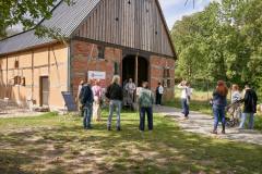 (Satemin) 13.09.25; Tag des offenen Denkmals 2025. Fuehrung/Gespraech mit Maurermeister Ruben Heindrichs (Bildmitte). Alte Scheune Satemin Rundling Satemin
