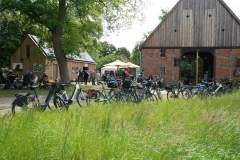 (Satemin) 29.05.25; Wendlandpartie 2025 in der Alten Scheune Satemin [Foto und Copyright: Andreas Schoelzel, www.schoelzel.net; M ail: post@schoelzel.net. Veroeffentlichung ist Honorarpflichtig (zuzuegl. MwSt) und Beleg . fon +4930 61609678. -NO MODEL RELEASE- Bei der Verwendung ausserhalb journalistischer Berichterstattung bitte vorher mit dem Autor Kontakt aufnehmen. Es wird grundsaetzlich keine Einholung von Persoenlichkeits-, Kunst- oder Markenrechten zugesichert, es sei denn, dies ist hier in der Bildbeschriftung ausdruecklich vermerkt. Die Einholung dieser Rechte obliegt dem Nutzer.]