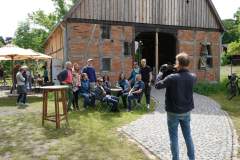 (Satemin) 29.05.25; Wendlandpartie 2025 in der Alten Scheune Satemin [Foto und Copyright: Andreas Schoelzel, www.schoelzel.net; M ail: post@schoelzel.net. Veroeffentlichung ist Honorarpflichtig (zuzuegl. MwSt) und Beleg . fon +4930 61609678. -NO MODEL RELEASE- Bei der Verwendung ausserhalb journalistischer Berichterstattung bitte vorher mit dem Autor Kontakt aufnehmen. Es wird grundsaetzlich keine Einholung von Persoenlichkeits-, Kunst- oder Markenrechten zugesichert, es sei denn, dies ist hier in der Bildbeschriftung ausdruecklich vermerkt. Die Einholung dieser Rechte obliegt dem Nutzer.]