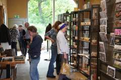 (Satemin) 29.05.25; Wendlandpartie 2025 in der Alten Scheune Satemin [Foto und Copyright: Andreas Schoelzel, www.schoelzel.net; M ail: post@schoelzel.net. Veroeffentlichung ist Honorarpflichtig (zuzuegl. MwSt) und Beleg . fon +4930 61609678. -NO MODEL RELEASE- Bei der Verwendung ausserhalb journalistischer Berichterstattung bitte vorher mit dem Autor Kontakt aufnehmen. Es wird grundsaetzlich keine Einholung von Persoenlichkeits-, Kunst- oder Markenrechten zugesichert, es sei denn, dies ist hier in der Bildbeschriftung ausdruecklich vermerkt. Die Einholung dieser Rechte obliegt dem Nutzer.]