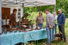 (Satemin) 07.06.25; Wendlandpartie 2025 in der Alten Scheune Satemin. Stand von farbig+rostig, Birgit und Michael Jaffke. Objekte und Tiere aus Schrott. [Foto und Copyright: Andreas Schoelzel, www.schoelzel.net; M ail: post@schoelzel.net. Veroeffentlichung ist Honorarpflichtig (zuzuegl. MwSt) und Beleg . fon +4930 61609678. -NO MODEL RELEASE- Bei der Verwendung ausserhalb journalistischer Berichterstattung bitte vorher mit dem Autor Kontakt aufnehmen. Es wird grundsaetzlich keine Einholung von Persoenlichkeits-, Kunst- oder Markenrechten zugesichert, es sei denn, dies ist hier in der Bildbeschriftung ausdruecklich vermerkt. Die Einholung dieser Rechte obliegt dem Nutzer.]
