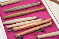 (Satemin) 06.06.25; Wendlandpartie 2025 in der Alten Scheune Satemin. Hier: Schaudrechslerei mit Roland Frueh (Früh). Stifte. Gessner-Stifte [Foto und Copyright: Andreas Schoelzel, www.schoelzel.net; M ail: post@schoelzel.net. Veroeffentlichung ist Honorarpflichtig (zuzuegl. MwSt) und Beleg . fon +4930 61609678. -NO MODEL RELEASE- Bei der Verwendung ausserhalb journalistischer Berichterstattung bitte vorher mit dem Autor Kontakt aufnehmen. Es wird grundsaetzlich keine Einholung von Persoenlichkeits-, Kunst- oder Markenrechten zugesichert, es sei denn, dies ist hier in der Bildbeschriftung ausdruecklich vermerkt. Die Einholung dieser Rechte obliegt dem Nutzer.]