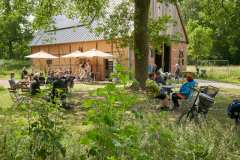 (Satemin) 09.06.25; Wendlandpartie 2025 in der Alten Scheune Satemin. Cafeteria im Freigelaende mit Gaesten. Cafe. [Foto und Copyright: Andreas Schoelzel, www.schoelzel.net; M ail: post@schoelzel.net. Veroeffentlichung ist Honorarpflichtig (zuzuegl. MwSt) und Beleg . fon +4930 61609678. -NO MODEL RELEASE- Bei der Verwendung ausserhalb journalistischer Berichterstattung bitte vorher mit dem Autor Kontakt aufnehmen. Es wird grundsaetzlich keine Einholung von Persoenlichkeits-, Kunst- oder Markenrechten zugesichert, es sei denn, dies ist hier in der Bildbeschriftung ausdruecklich vermerkt. Die Einholung dieser Rechte obliegt dem Nutzer.]